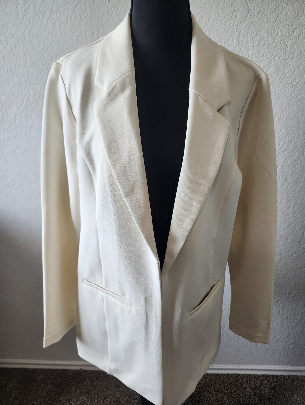 Liverpool Los Angeles Size Medium Cream Colored No Button Boyfriend Blazer